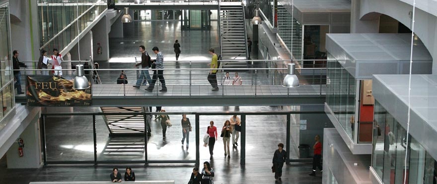 Les cours sont essentiellement concentrés, le jeudi après-midi et le vendredi.