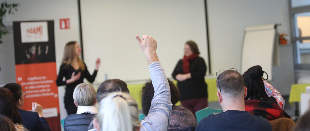 Du théâtre d’impro pour améliorer l’accueil dans les collectivités