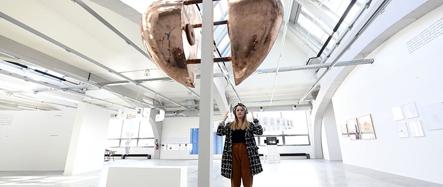 A l'autre bout du fil, Marine, médiatrice du centre d'art.