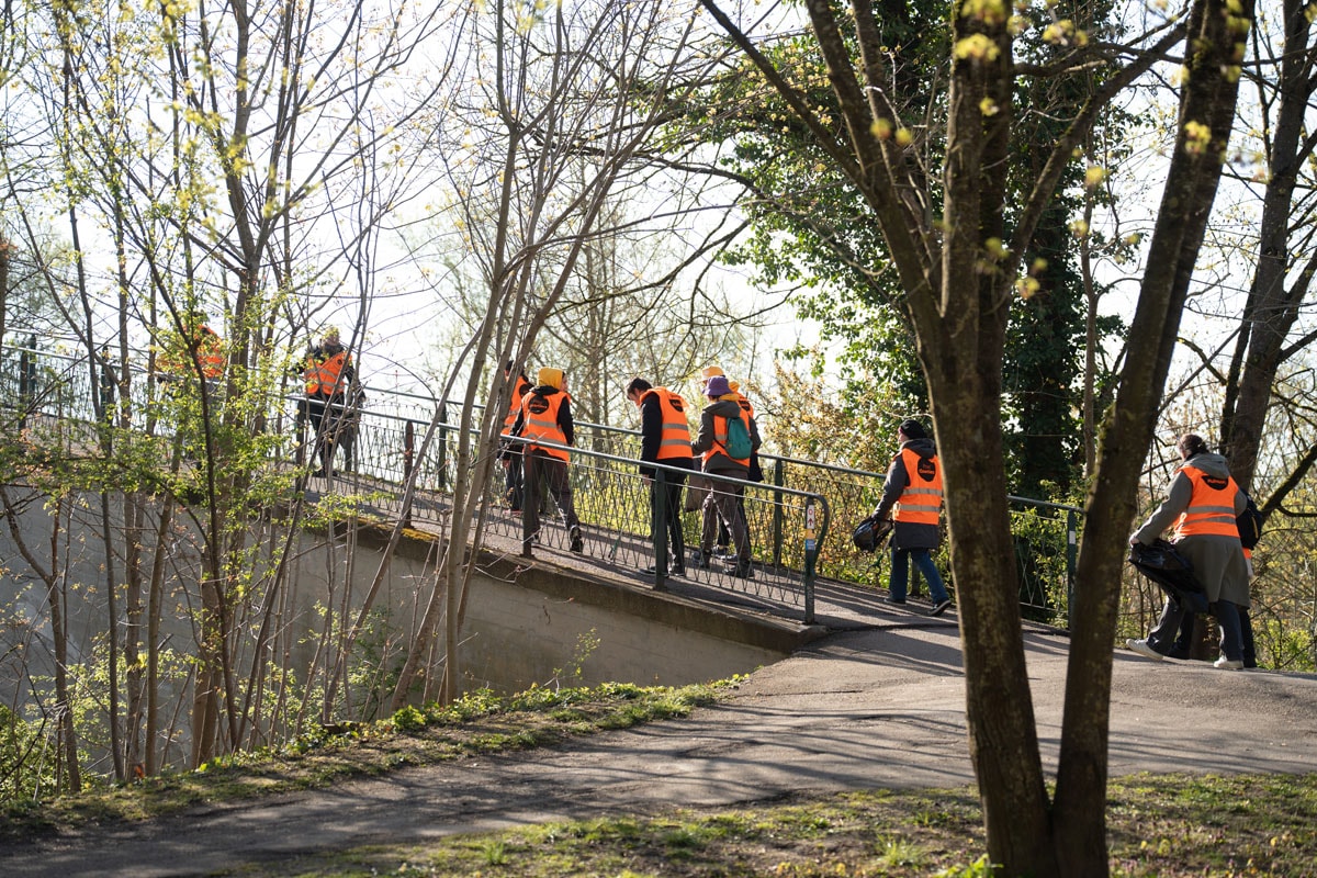Des jeunes en service civique nettoient les berges de l’Ill