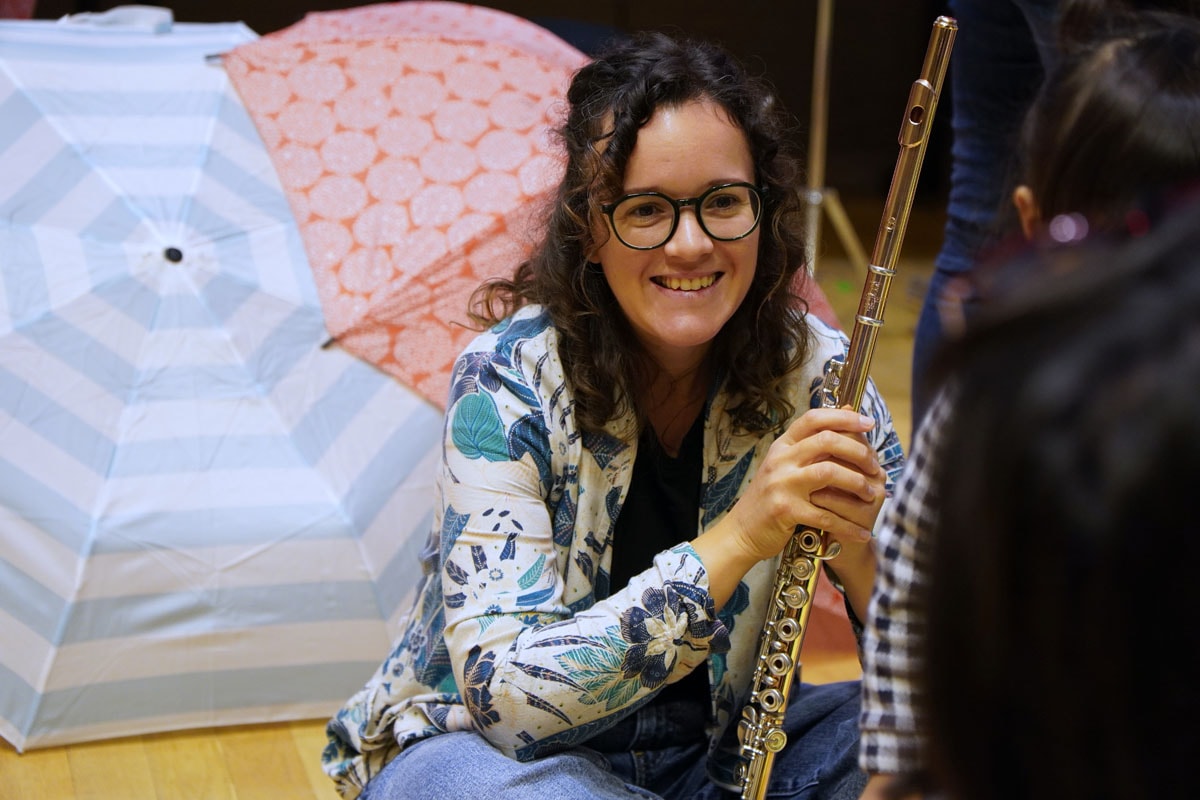 Les échanges avec les musiciens et la découverte des instruments s'inscrivent dans les projets d’éducation artistique et culturelle de l'ONM. 