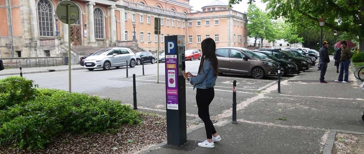 Stationnement au centre-ville : la saisie du numéro de plaque d’immatriculation sur horodateur entre en vigueur