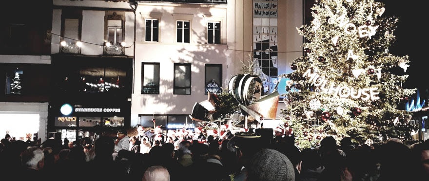 Séquence inaugurale sur une place des Victoires, noire de monde.