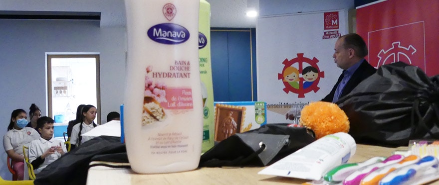 Le sac contient bonnet, écharpe et produits d'hygiène.
