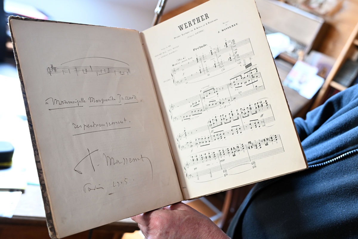 Parmi la collection de partitions du directeur artistique, celle-ci est signée du compositeur Jules Massenet. 