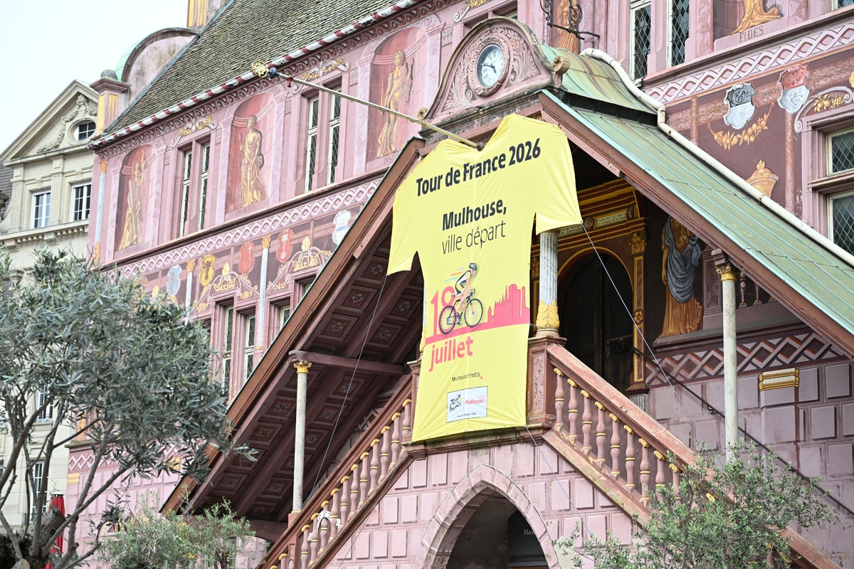 Un maillot jaune a pris place sur l'ancien Hôtel de ville.