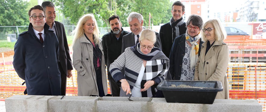 Pose officielle de la première pierre, avec les porteurs du projet et le maire de Mulhouse Michèle Lutz.