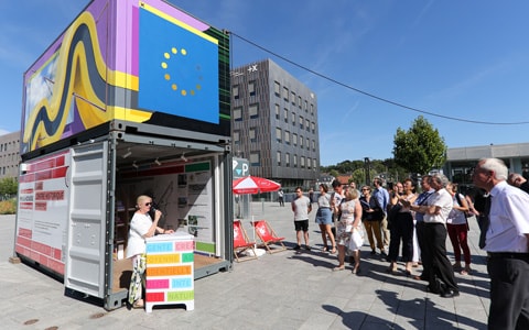Lancement officiel de Mulhouse Métamorphoses par le maire Michèle Lutz sur le parvis de la gare.