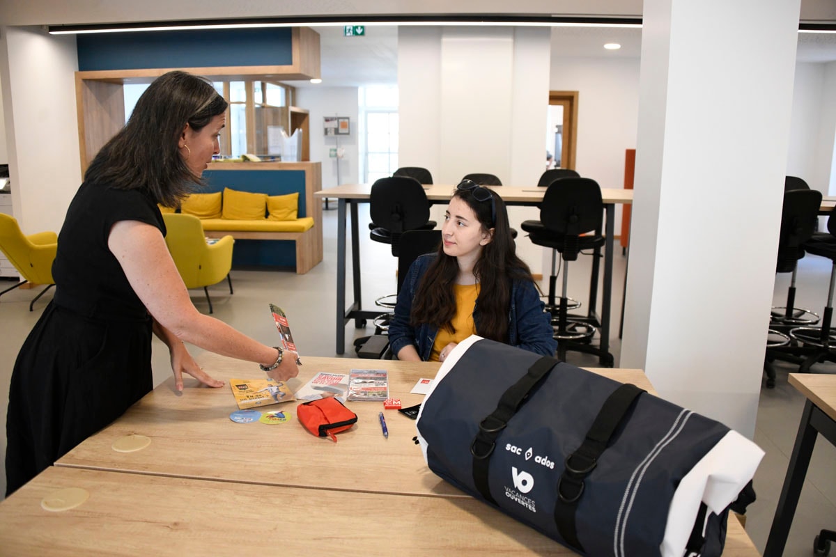 Le dispositif Sac Ados aide les jeunes de 16 à 25 ans à partir en vacances en toute autonomie. 
