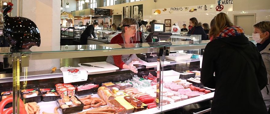 Après la partie alimentaire, la partie mercerie du marché s'apprête à ouvrir.