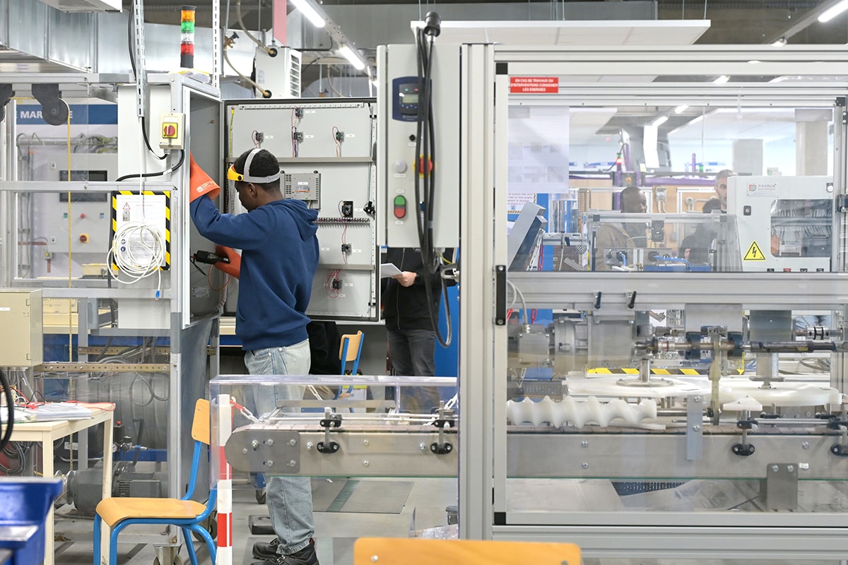 Pour s'exercer à la maintenance des lignes de production, les étudiants s'entraînent à y réparer les pannes les plus variées. 