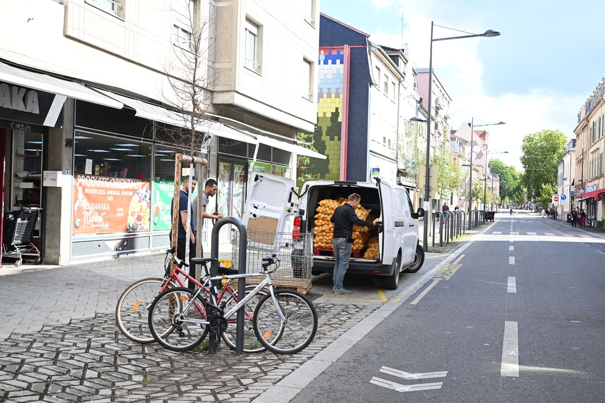 Les places de livraison sont conservées, tout comme les larges trottoirs pour les piétons.