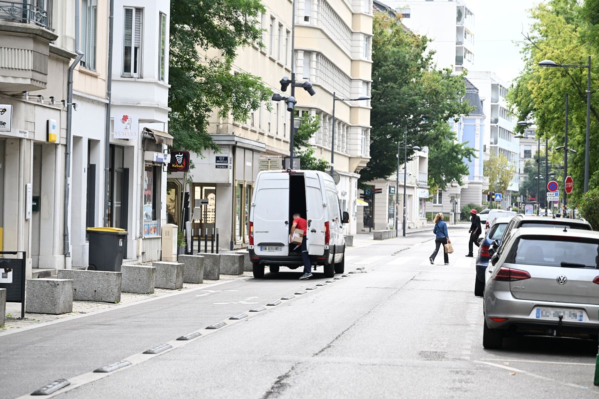 C'est le Code la route qui le dit : l'arrêt ou le stationnement d'un véhicule motorisé sur les bandes et pistes cyclables est puni d'une amende de quatrième classe (135€).