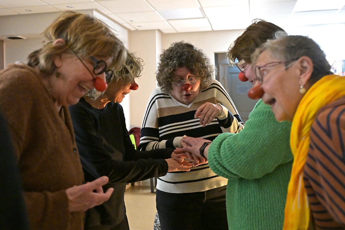 Dans les ateliers, la pratique du clown passe par le geste et le regard.