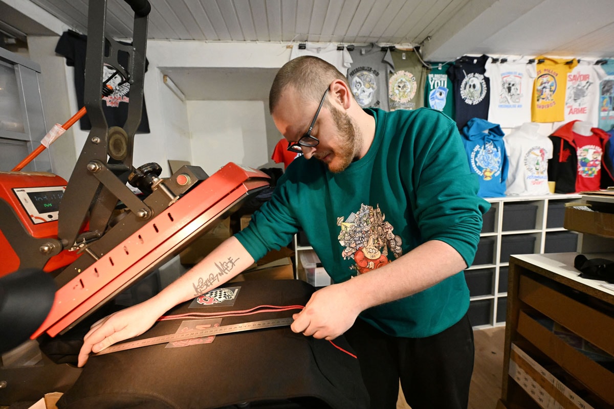 Dans son atelier de la rue des Trois Rois, Adrien Simon est spécialisé dans la personnalisation de produits textiles.