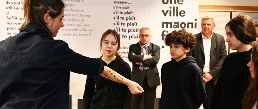 Timide d’abord, le dialogue entre la comédienne Marion Bouquet et les élèves s’installe progressivement.  
