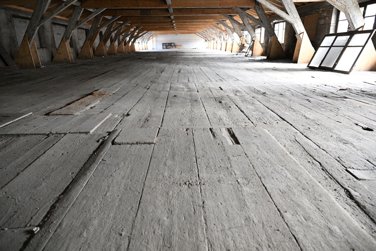La charpente et le plancher en bois du bâtiment B. 