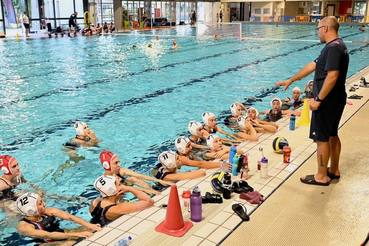 Le nouveau coach de l'équipe de France féminine est Lucas Heurtier, coach du Mulhouse Water-Polo depuis plusieurs années. 