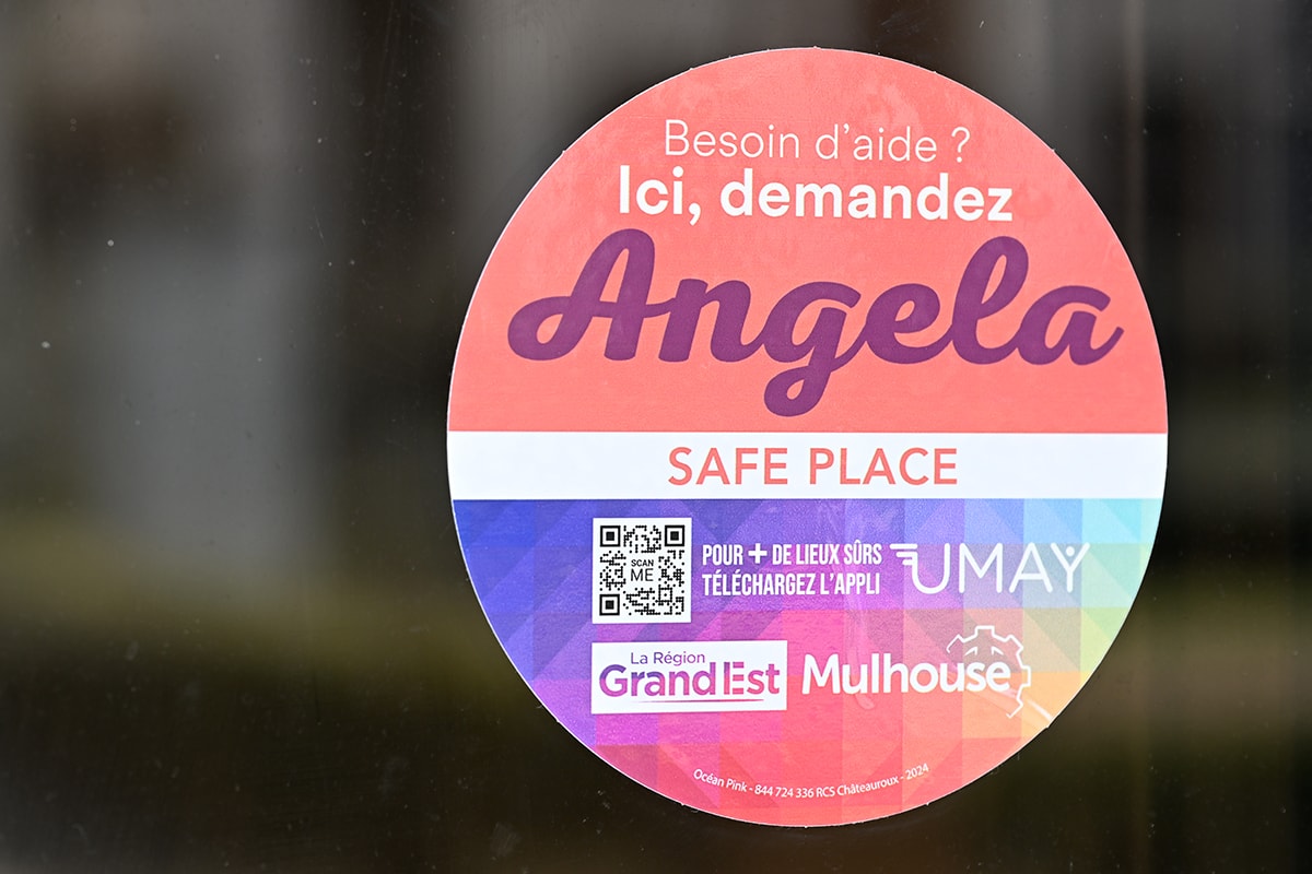 Les commerces et services publics membres du réseau Angela arborent un macaron sur leur vitrine.