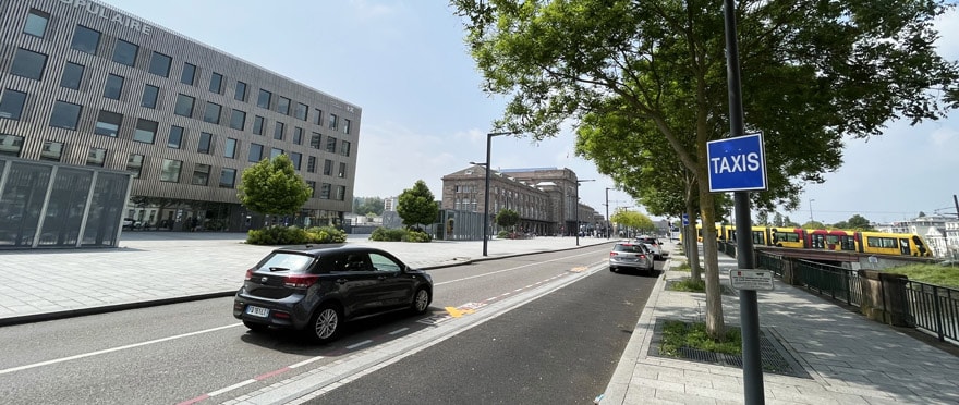 Durant le chantier, la station taxis est provisoirement déplacée à quelques mètres de son emplacement initial, avenue du Général Leclerc, face au parvis Adrien Zeller.
