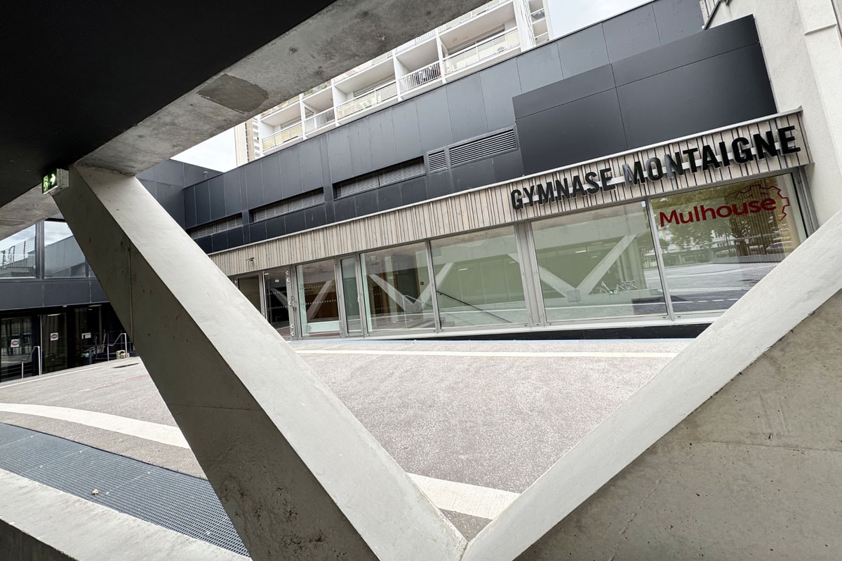 Situé derrière le Conservatoire, le gymnase Montaigne est invisible depuis les rues qui l'entourent. 