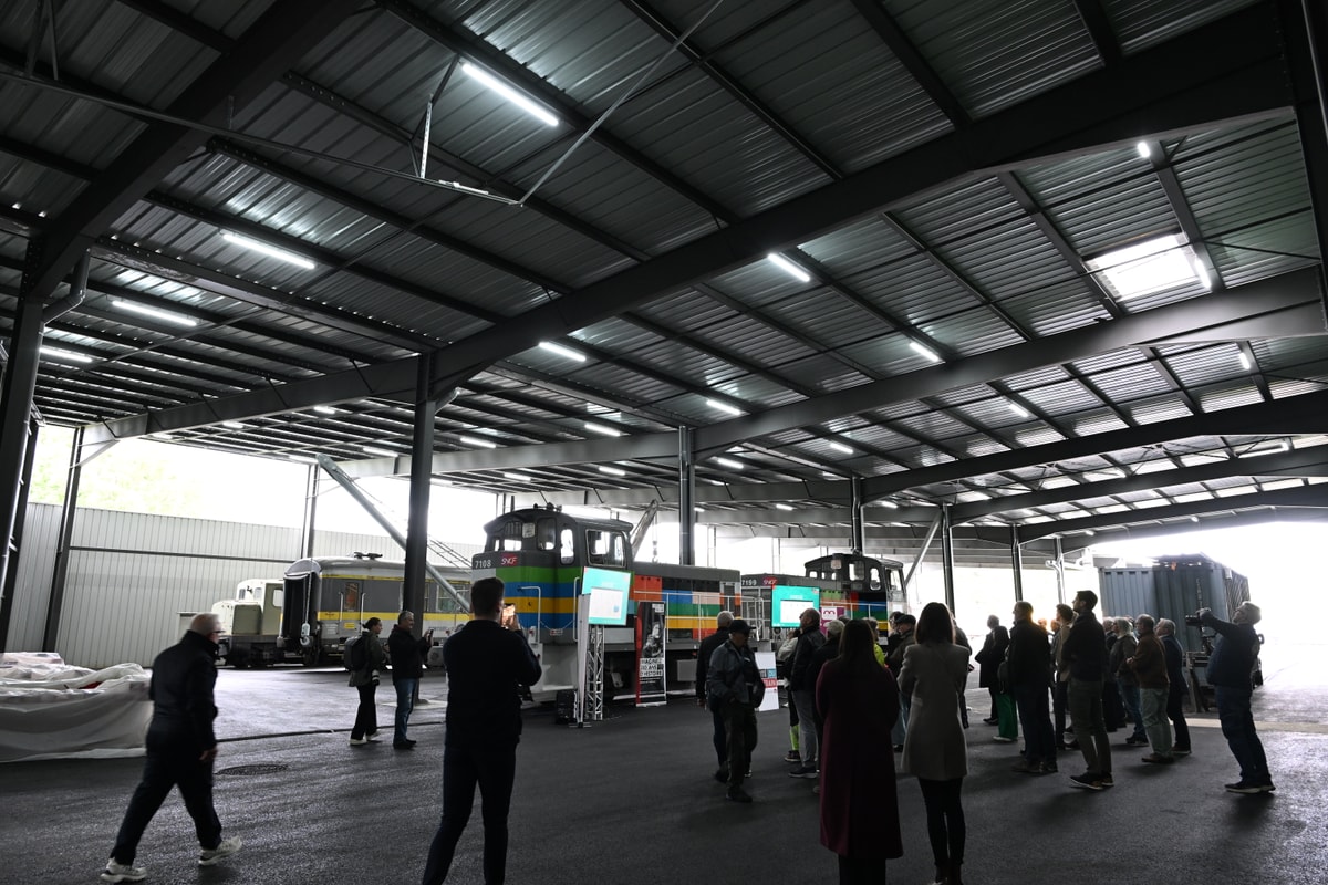 En-dessous de cette ombrière photovoltaïque, les trains sont protégés.