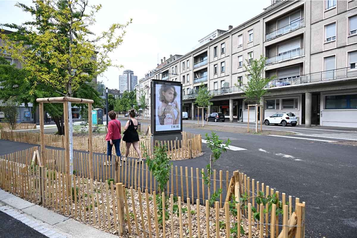 La rue des Bonnes Gens a été transformée, jusqu'à la rue Henner.  
