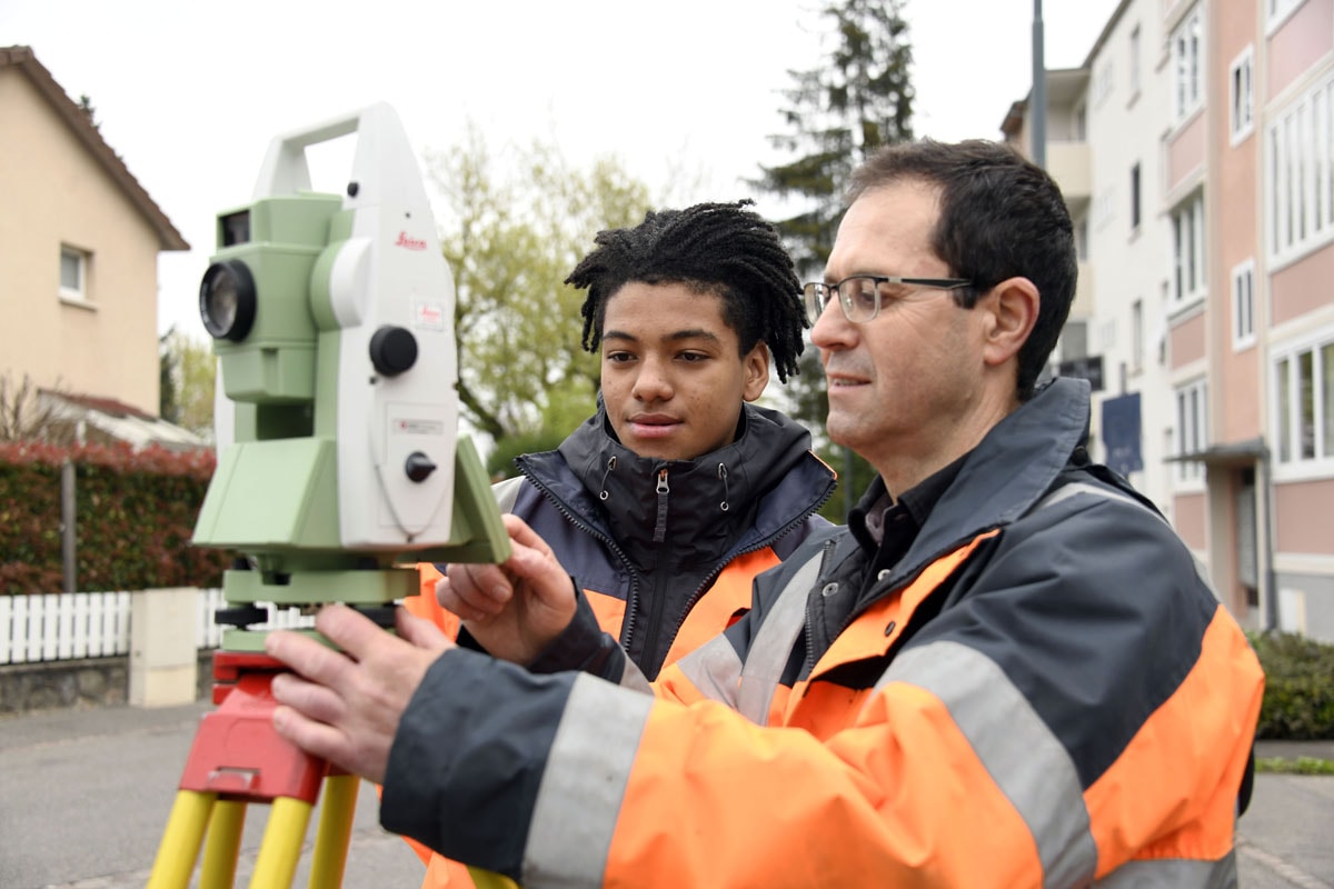 Les Chantiers Jeunes permettent aux 16-17 ans de découvrir le monde du travail, en s’immergeant dans les services de la Ville. 