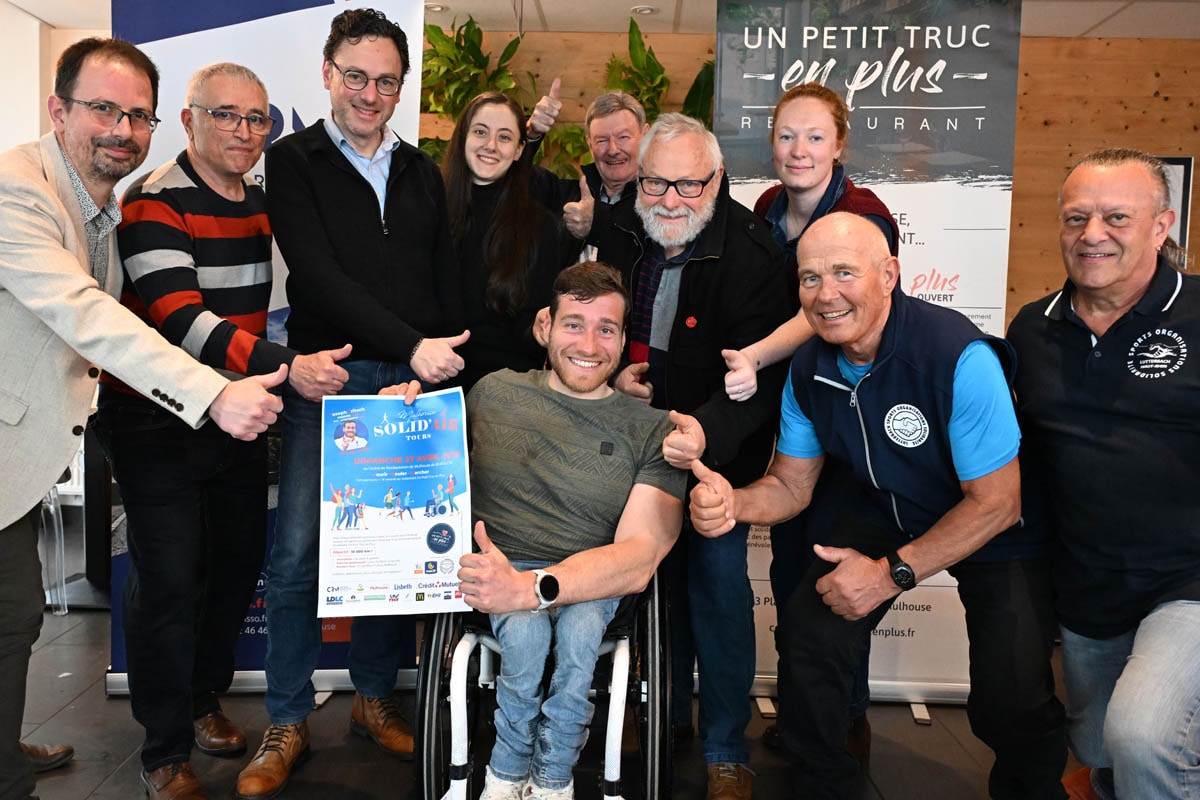 Joseph Fritsch, handbikeur médaillé d’or aux Jeux paralympiques de Paris 2024 (au centre), est le parrain de cette édition 2025.