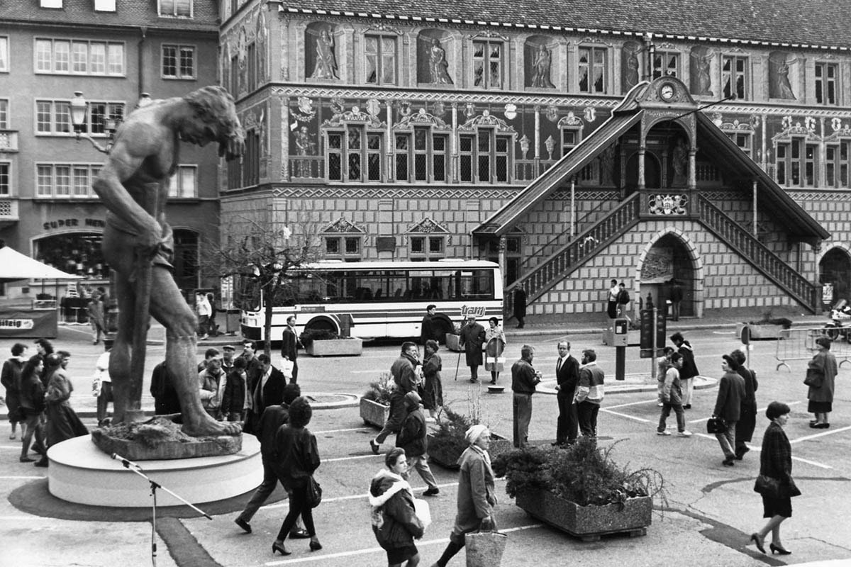 Dans les années 90, la statue a fait un bref retour au centre-ville, à l'occasion de la piétonnisation de la place de la Réunion, au printemps 1990.