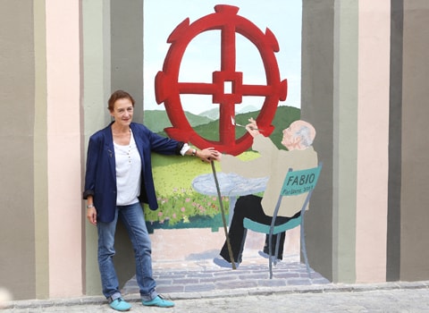 Léonor, la fille de Fabio Rieti, devant la fresque