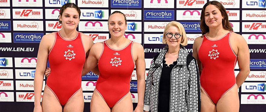 Juliette Dhalluin, Lara Andres et Camille Radosavljevic (de g.à d., ici avec le maire de Mulhouse Michèle Lutz) font partie des Mulhousiennes sélectionnées pour les épreuves de water polo.