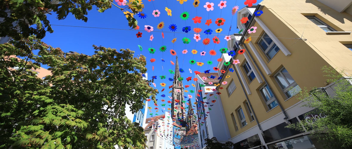 Ciel de fleurs sur la Cour des Maréchaux