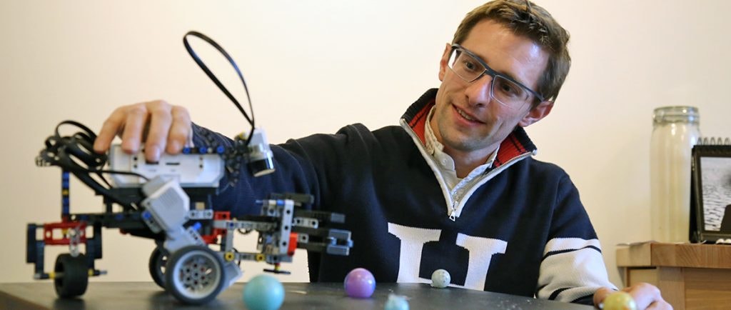 Eric Hueber, le prof qui initie les enfants à la robotique