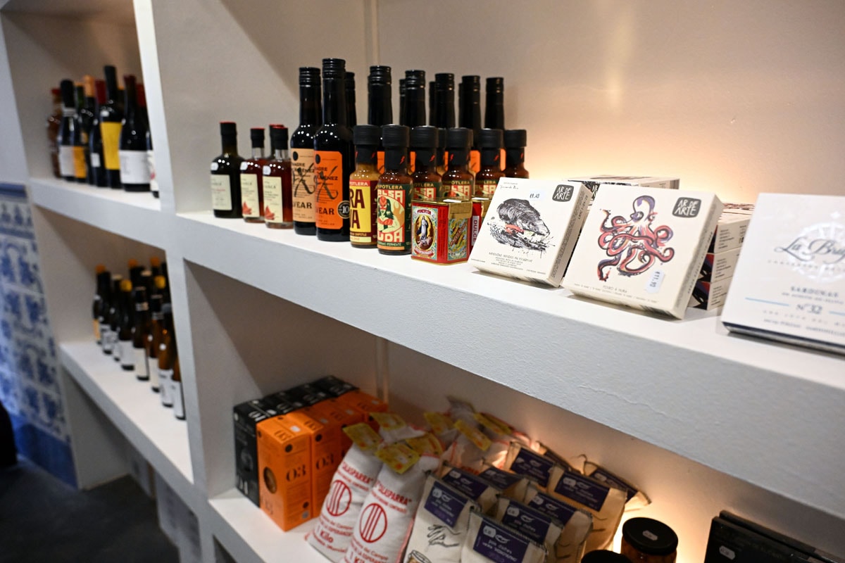 L'épicerie propose toute une vaste gamme de produits ibériques sélectionnés.