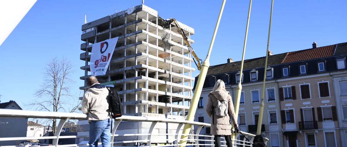 La démolition de la tour Adoma a commencé