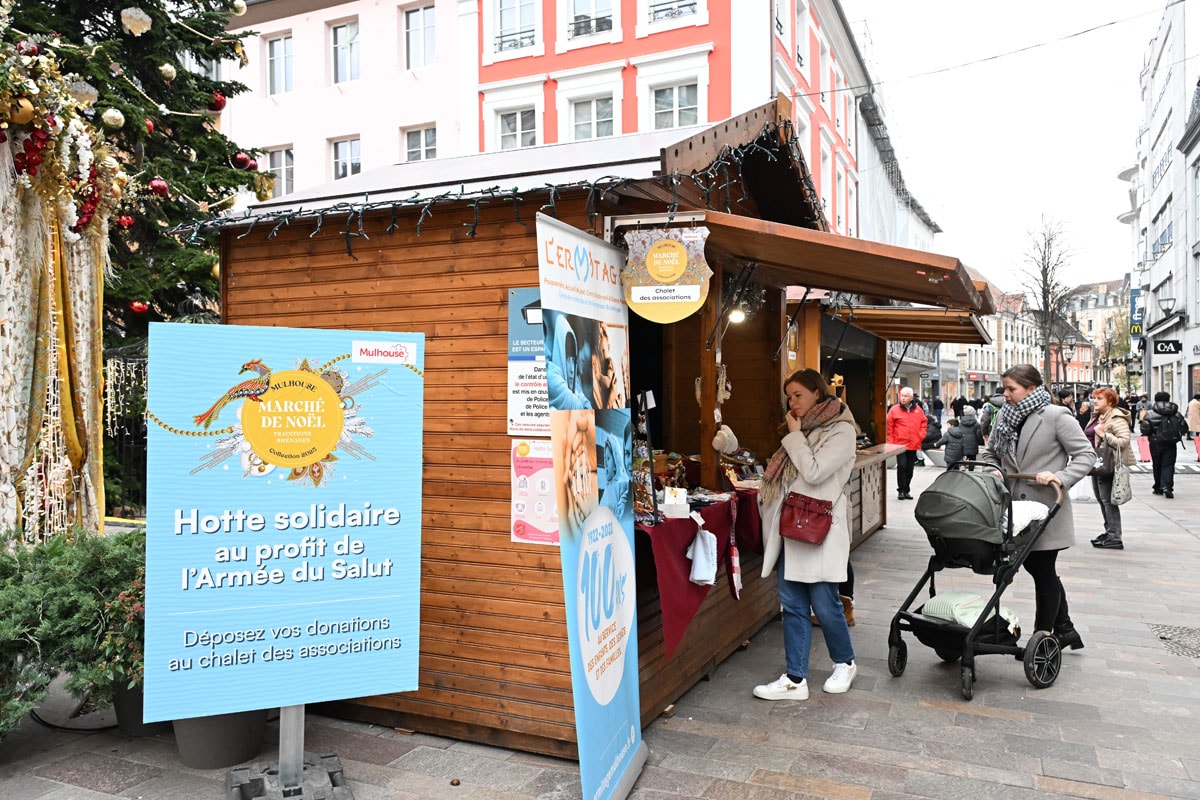 33 associations à but caritatif se succèdent au Chalet des associations de la place des Victoires. 