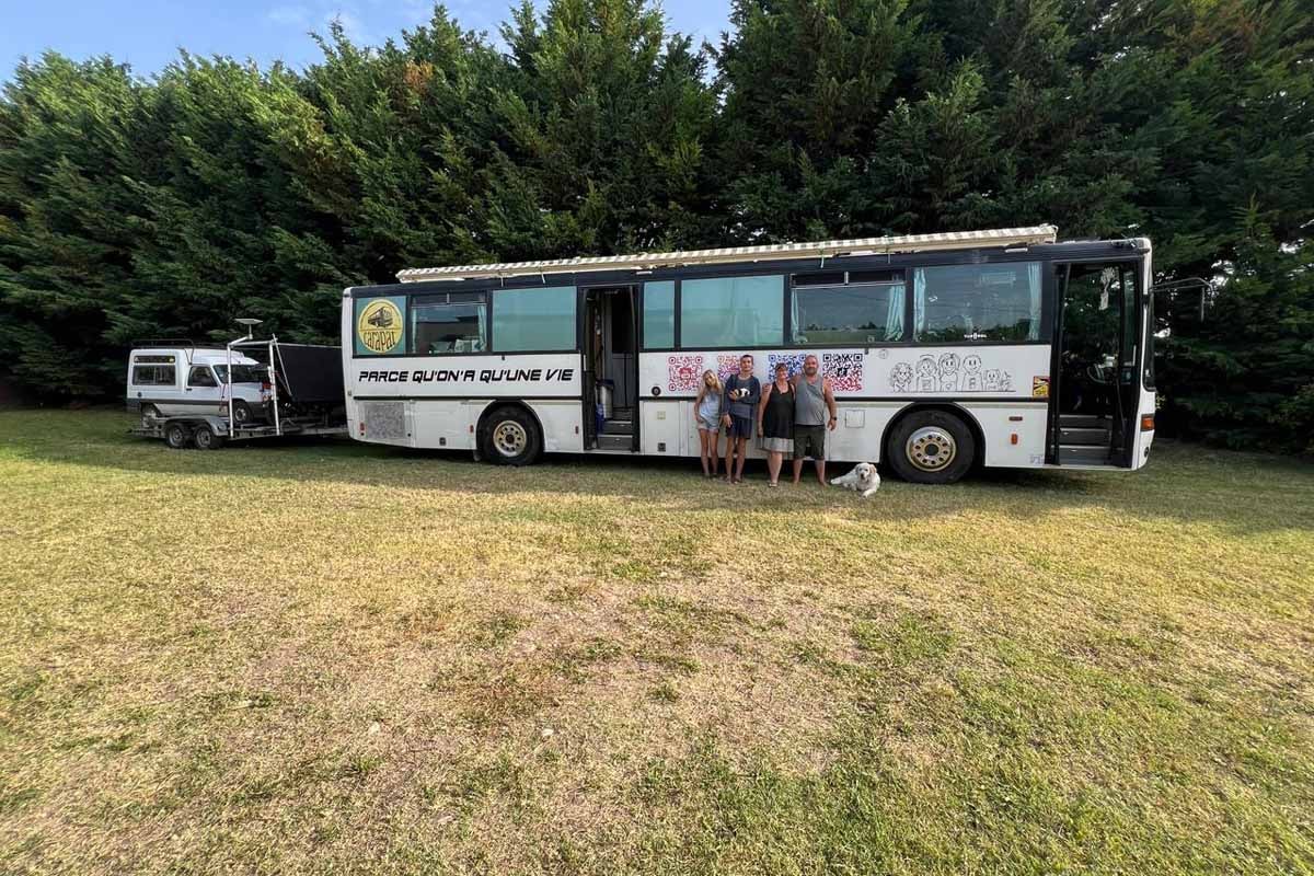 La famille Le Carapat, des nomades à plein temps avec leur bus aménagé. 