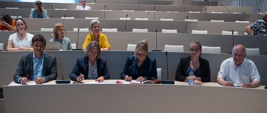Au premier plan, les représentants des villes signataires de l'acte fondateur.