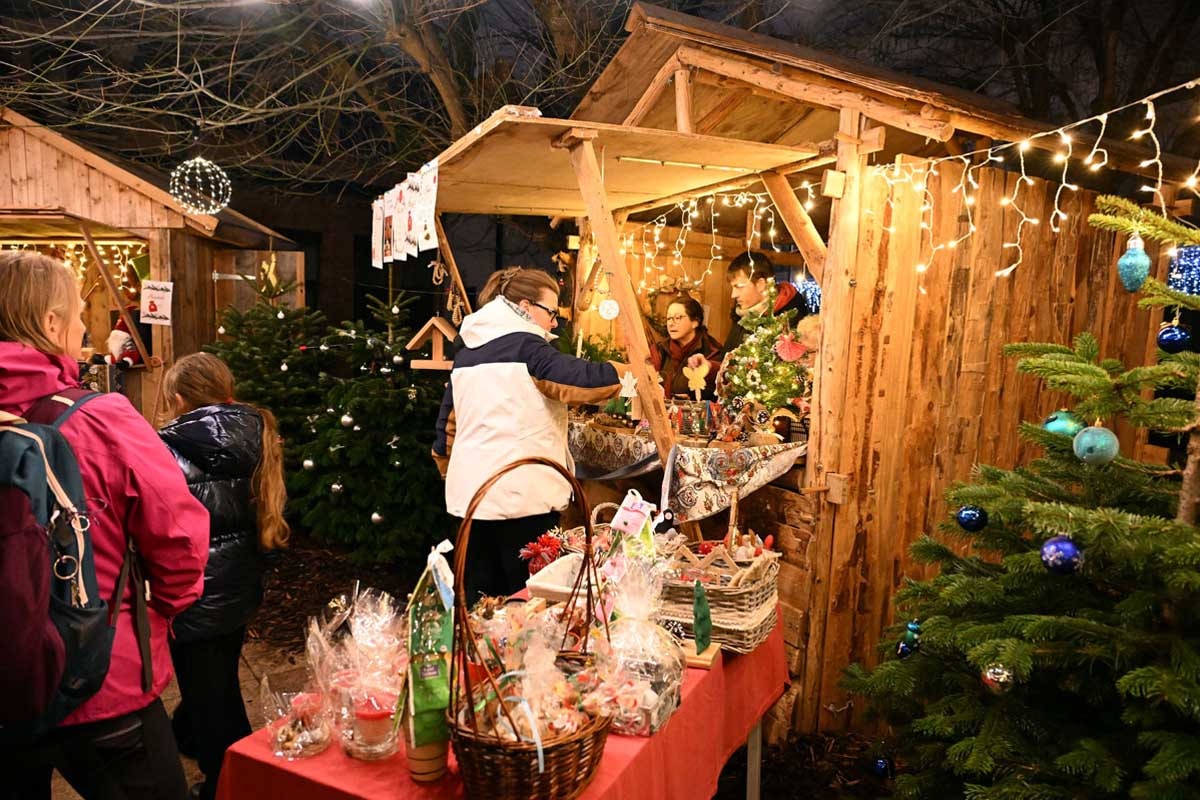 Des produits faits main sont proposés : bredalas, confitures, bougies, décorations, objets en bois...