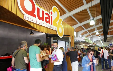 Quai 26 se trouve à gauche de l'entrée principale de la halle du marché.