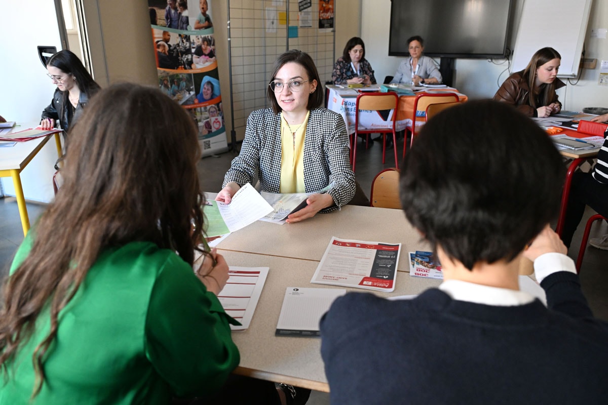 Les candidats se sont succédé sur les stands des structures présentes.