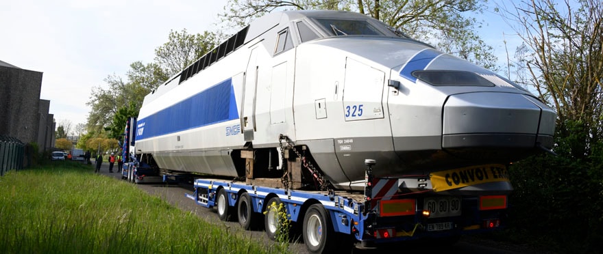 Le TGV 325 est arrivé par convois exceptionnels.