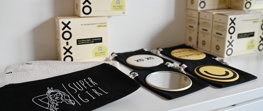Xo-Xo propose une large gamme de produits : kit "Premières règles", boîtes de serviettes de jour et de nuit, protèges culottes...