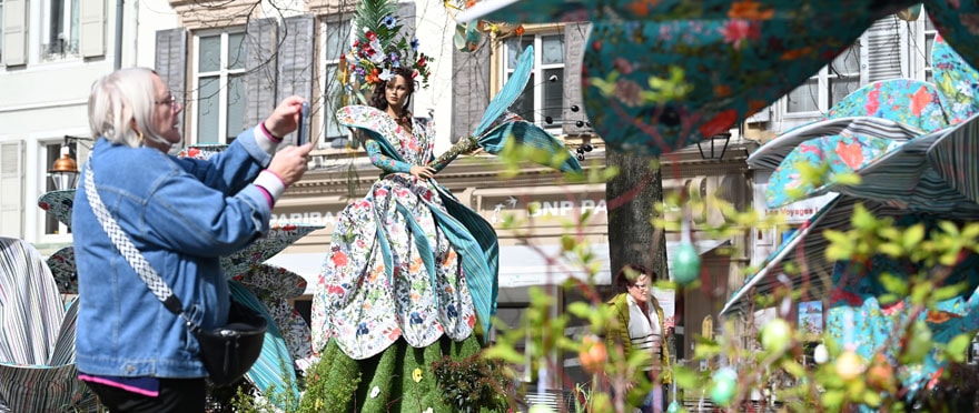 La décoration de la place de la Réunion a été imaginée par la créatrice textile Marie-Jo Gebel.