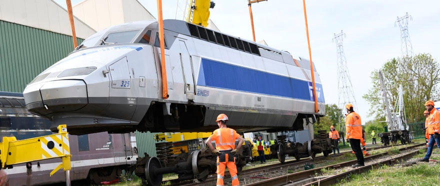 Deux camions-grues ont été nécessaires pour décharger la motrice.