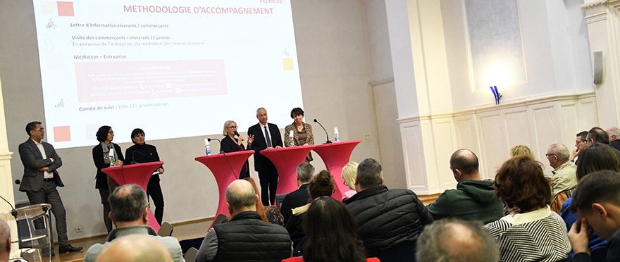 Le maire et son équipe ont présenté les grandes lignes des aménagements aux commerçants et artisans.