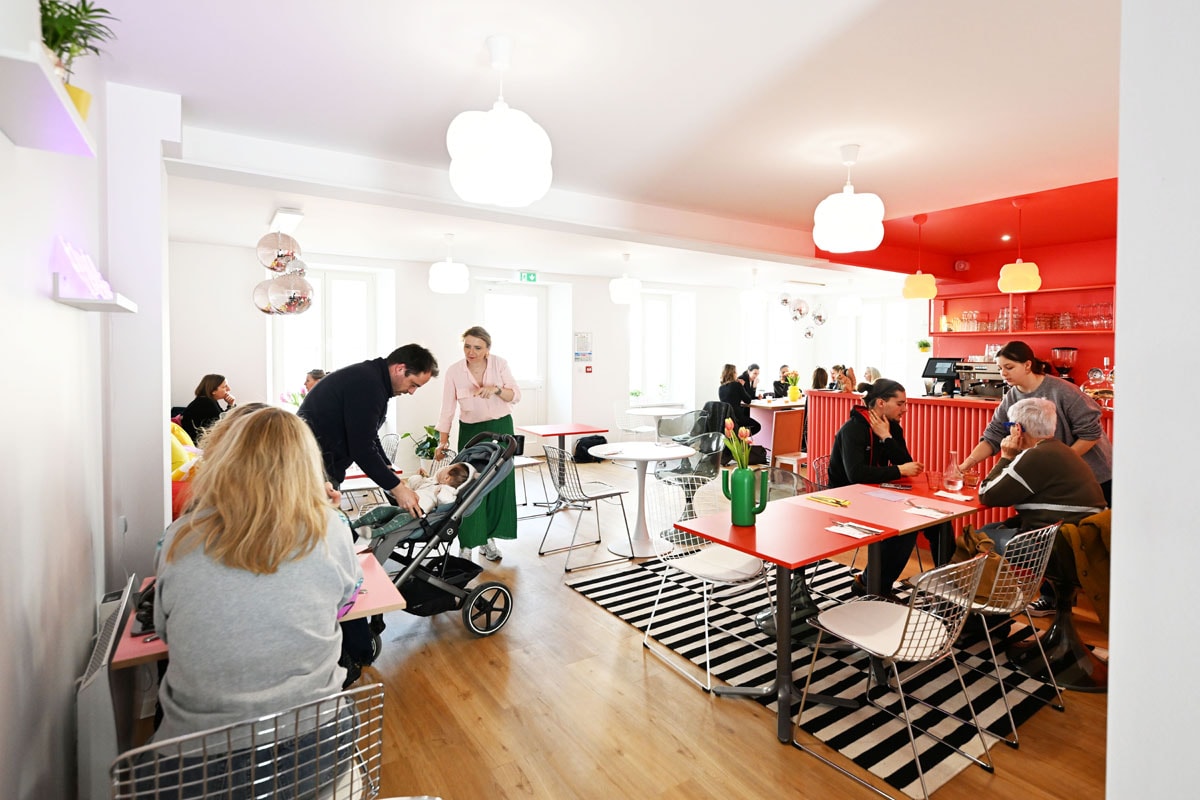Ce nouveau café-resto de quartier attire une large clientèle. 