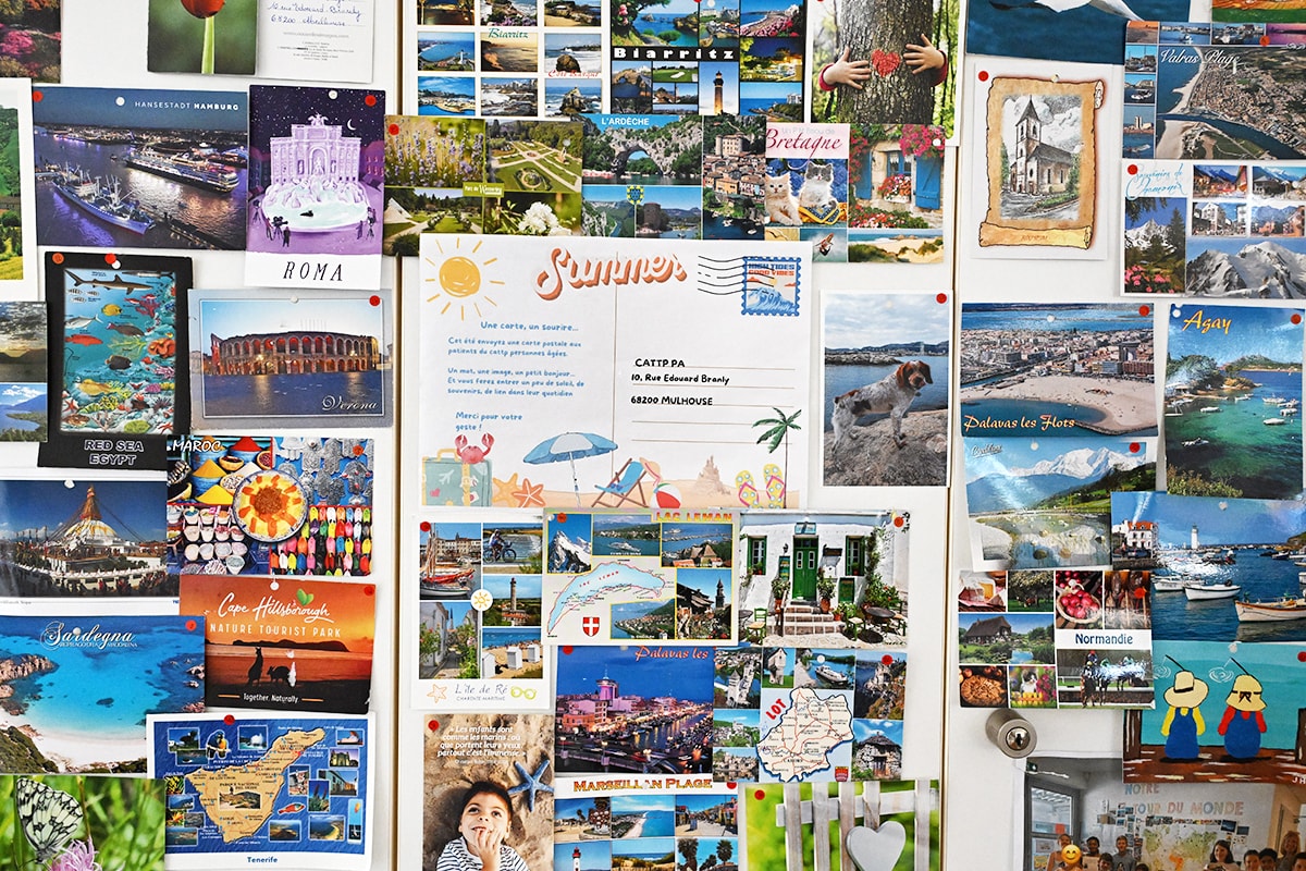 Plus de 65 cartes postales, du monde entier, ont été envoyées aux patients du Centre d'accueil thérapeutique à temps partiel pour personnes âgées.