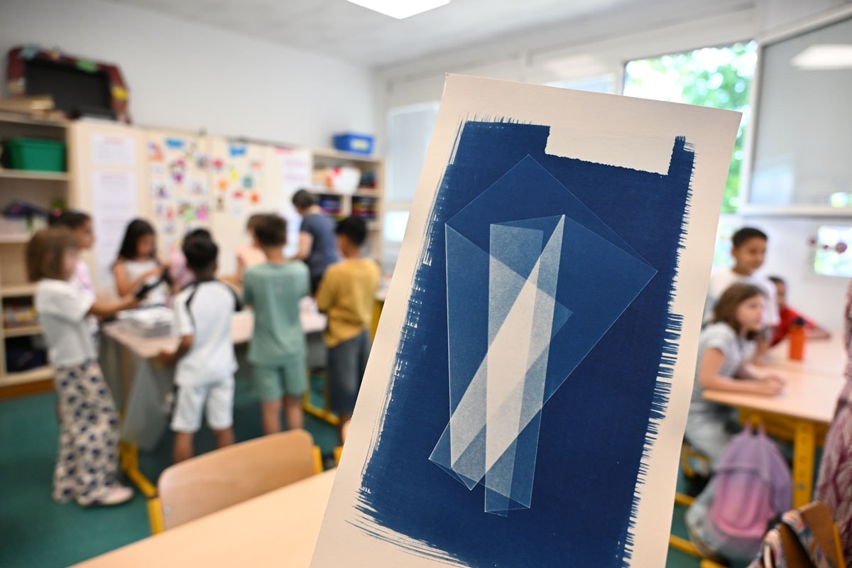 Photographie : des écoliers découvrent la technique du cyanotype